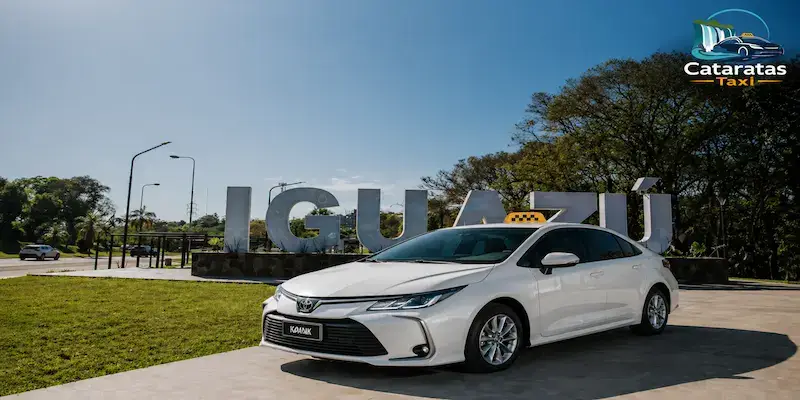 Toyota Corolla sedán para transfer privado y taxi en Puerto Iguazú — hasta 4 pasajeros