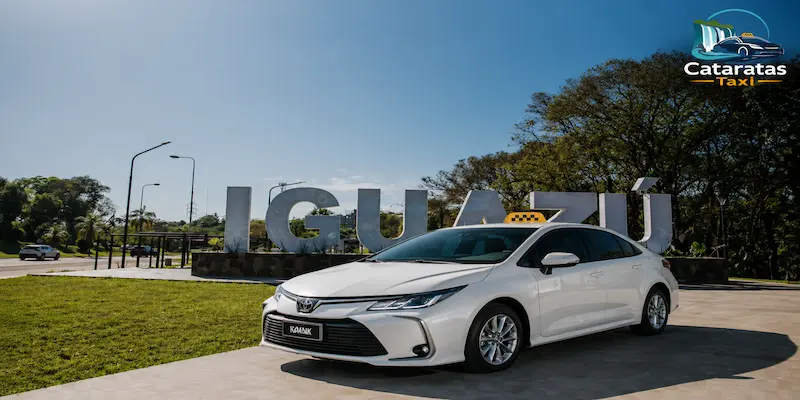 Toyota Corolla sedán para transfer privado y taxi en Puerto Iguazú — hasta 4 pasajeros