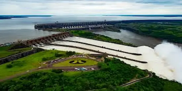 Represa Itaipú Binacional en Foz do Iguaçu, Brasil — la mayor generadora de energía del mundo