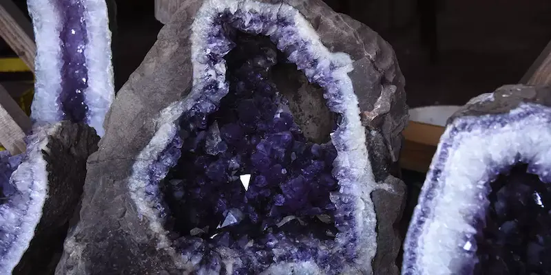 Geodas de amatista violeta extraídas en las Minas de Wanda, Misiones